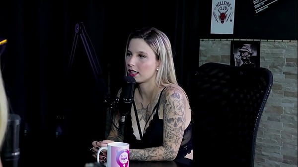 Le gusta hacer porno explícito, y su fetiche más extraño era grabar el ruido de su estómago - Baby Fire (SHEER/RED)