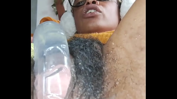 Putita peluda saltando sobre el consolador y chorreando de su coño