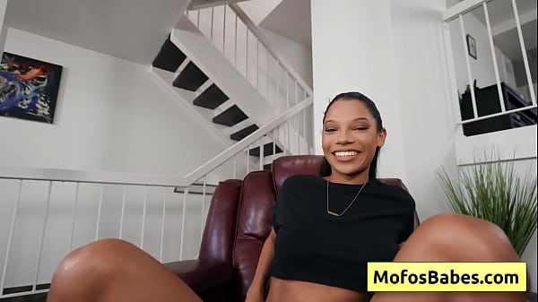 Sexy vollbusige Ebenholzfrau lutscht riesigen weißen Schwanz und lässt sich in ihre feuchte, kahle schwarze Fotze hart ficken - Eden West, Charles Dera