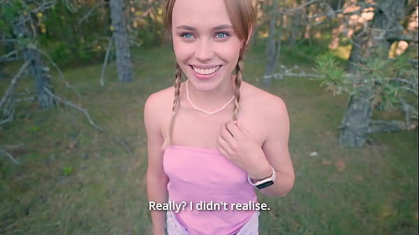 Ich ficke die Muschi meiner Stiefschwester in der Natur, weil ich beim Anblick ihres nackten Arschs einen Steifen bekomme