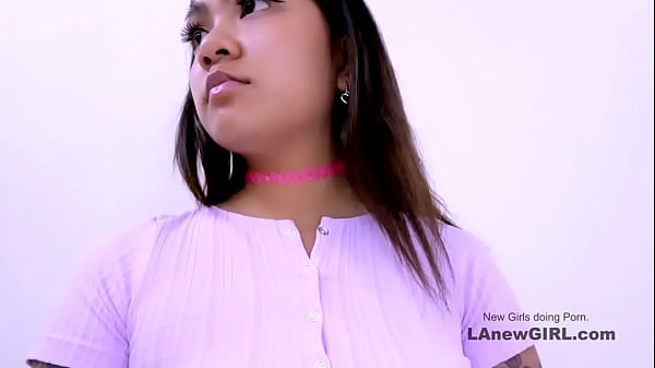 Ragazza carina e tatuata tratta un grosso cazzo con un casting bollente