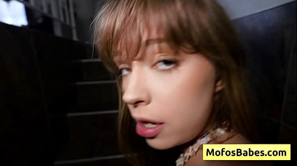 拥有漂亮圆屁股的金发性感少女像专业人士一样吸吮巨大的鸡巴 - Leila Cove、Charles Dera