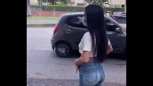 Chica adolescente apasionada posa en amateur
