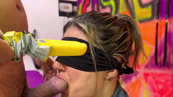 Il mio migliore amico a scuola voleva fare questo gioco di sapori e l'ho ingannato facendomi mettere il suo cazzo in bocca! Mi ha lasciato la bocca tutta bagnata di sperma freddo!