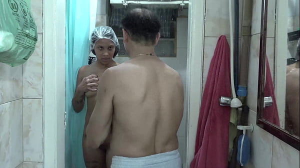 Meu marido fodeu a enteada no chuveiro, e achou que eu não estava em casa - AmoPornBR