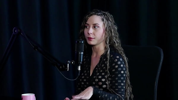 她一直是家里的害群之马，她喜欢和年长的男人约会，她有奇怪的恋物癖，她喜欢的场景...... - Jujube Del&iacute_cia (SHEER/RED)