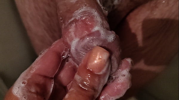 Meu meio-irmão gostoso no meu chuveiro. Deu-lhe um pouco de prazer enquanto sua esposa não estava em casa