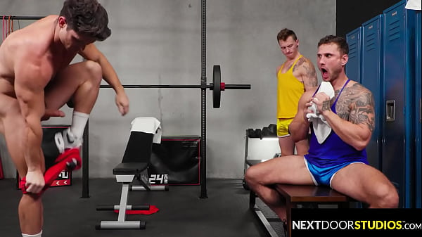 Nuttiger Adonis wird von den Fitnessstudio-Brüdern Devin Franco, Blain O'Connor und Aiden Langston in einer heißen Dusche bespritzt