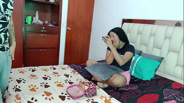 Il fratellastro perverso scopa la sua bella sorellastra latina dalla pelle scura nella figa - porno in spagnolo