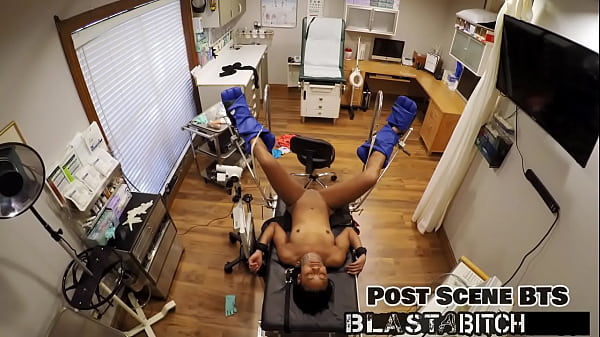 Minnie Rose lutscht einen Schwanz und wird mit Sperma vollgespritzt, POV-Version