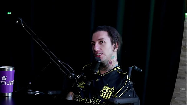 Jovem atraente se diverte