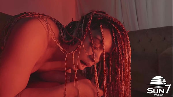 O fantasma do sexo estava assombrando a casa, ele resolveu foder a vagabunda que era louca por pau! - Clarkes e Lua Baiana - Halloween