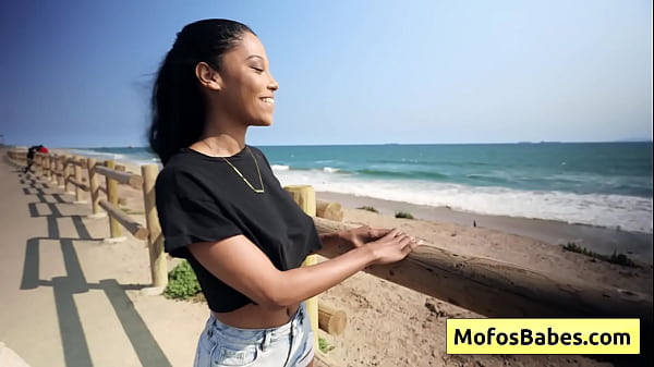 Sexy schwarzes Mädchen verführt weiße Freundin mit ihren schönen großen Brüsten und ihrem saftigen Hintern (Eden West, Charles Dera)