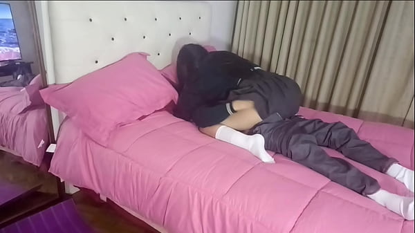 Por favor, não goze dentro! Estudante de tecnologia não aguenta com o colega e vai para um motel com ele depois da escola, senhorio de verdade - assista antes que eliminem