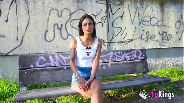 Une ado latina sexy s'amuse