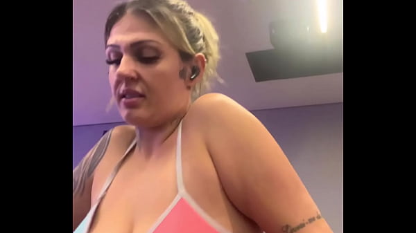 Training im Fitnessstudio, verrückt, weil mein Mann mich einen Monat lang nicht gefickt hat! So viel Aufregung, dass der Maronba an meinen Beinen herunterlief und mich mit dem Wunsch ansah, ihn zu geben!