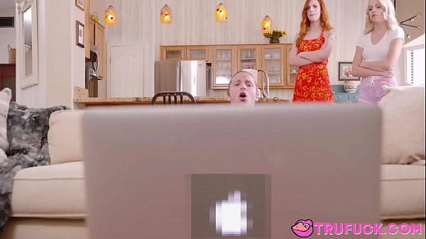 Chica adolescente apasionada baila en la adolescencia