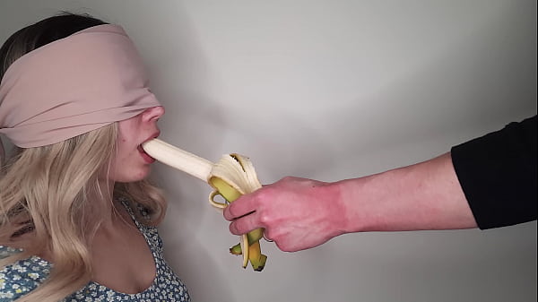 अद्भुत सुंदर किशोर प्रदर्शन करते हैं