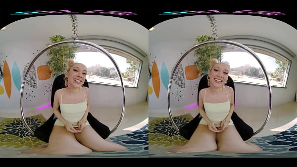 Teen bionda si diverte con passione