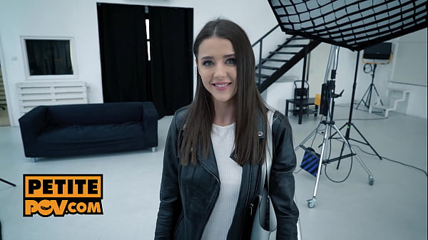 La salope en lingerie Sybil est une adolescente en mission de baise de bite - itsPOV