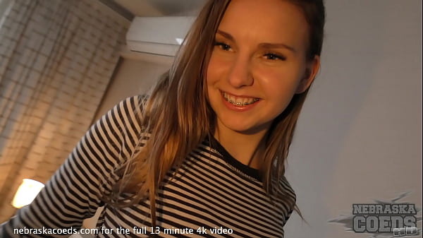 Neues 19-jähriges Mädchen mit Zahnspange zum ersten Mal im Studio