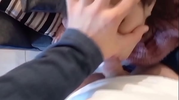 Mi cuñado me graba mientras le chupo la verga