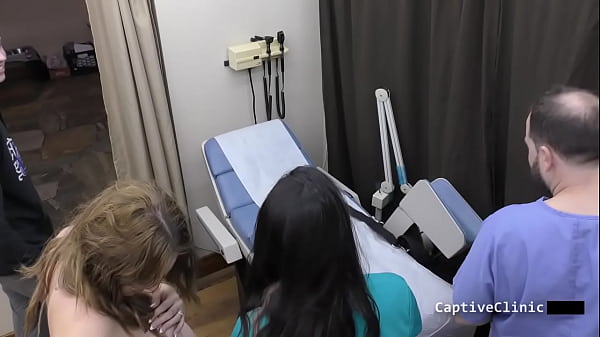 nova anticonformista molto incinta viene esaminata approfonditamente dalla lingua da un'infermiera corvina canaglia mentre viene trattenuta, film completo solo su BondageClinic - Reup