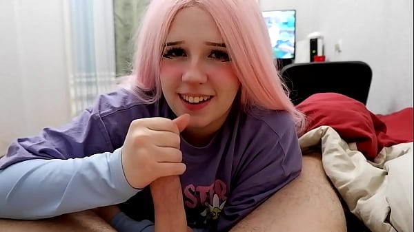 हॉट आकर्षक किशोर प्रदर्शन करता है - मुख-मैथुन