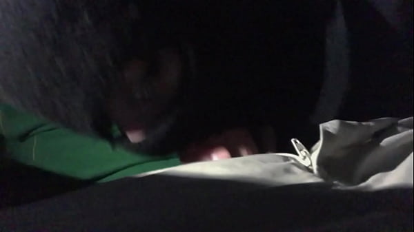 hermosa visitante de comida rápida le chupó la polla al trabajador