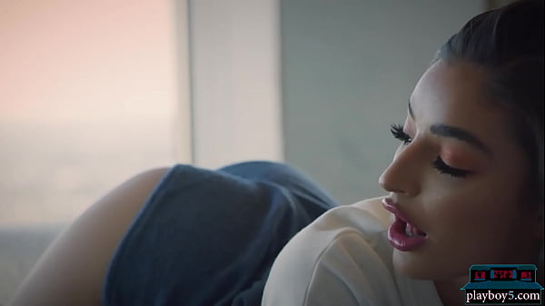 La petite latina Emily Willis fait la promotion du football américain en se déshabillant.