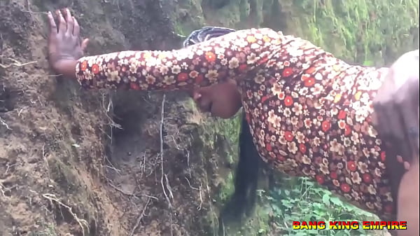 ESPOSA DE CASA AMATEUR DE ÉBANO SEXUAL ATRAPADA FOLLANDO A UN CAZADOR AFRICANO DE CARNE DE BUSH - HARDCORE BUSH PORNO