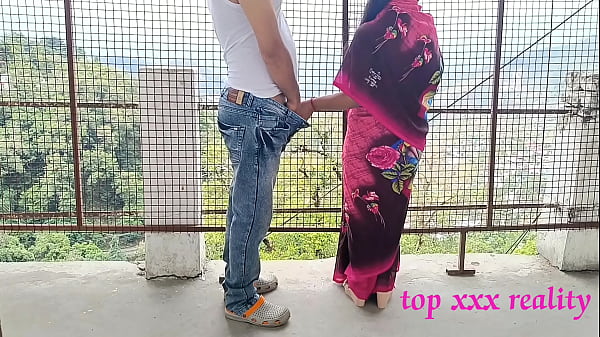 XXX Bhabhi caliente bengalí ¡increíble sexo al aire libre en sari rosa con un ladrón inteligente! XXX Serie web hindi sobre sexo Último episodio 2022