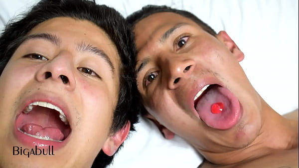 Chica joven sensual actúa