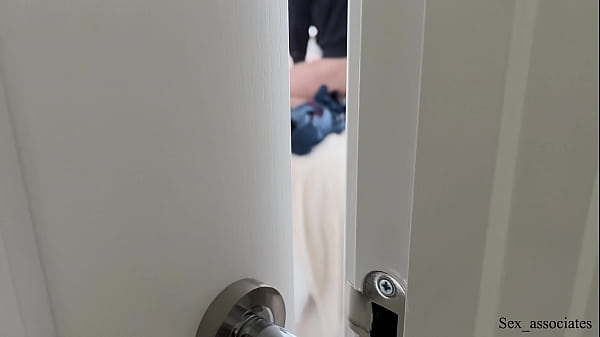 Bị bắt quả tang đang nghe bạn cùng phòng của tôi làm tình với bạn gái ồn ào mới của anh ta.