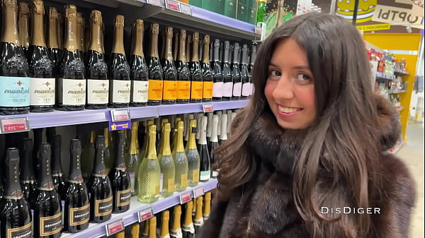 Recogió a una puta mercantil y la engañó para llevarla a una habitación de hotel para follar