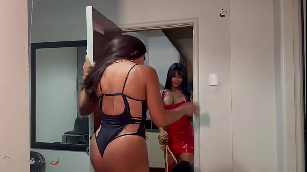 Due trans irrompono nel culo dell'uomo sposato e lo rendono sottomesso e lo costringono a fare di tutto