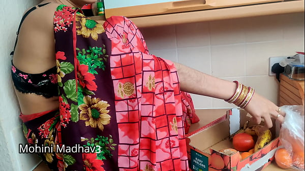 India desi vendedora de frutas tiene tremendo sexo con un cliente para negociar audio hindi