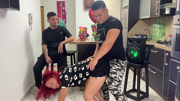 Der beste Freund meiner Freundin tanzt auf sehr perverse Weise mit ihr und reibt seinen Schwanz an ihrem Arsch, und meine Freundin scheint es zu genießen, dass sie es nicht respektiert, dass ich vorne bin