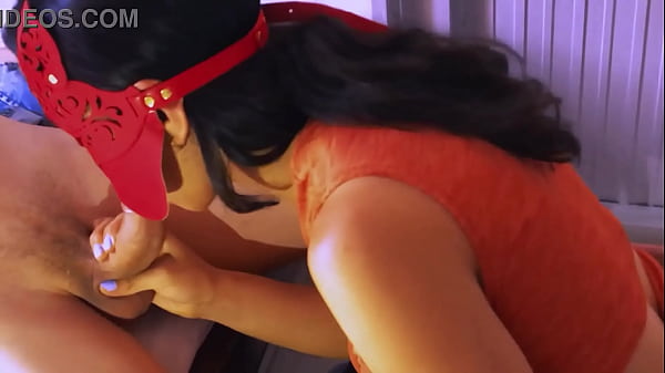 La madrastra conoció a un viejo amor en el bar del hotel donde se hospedaba y juntos disfrutaron de una noche de pasión en su habitación.