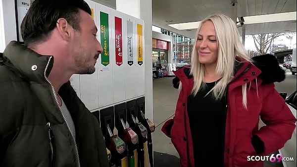 L'amatrice allemande Lara CumKitten reconnue par l'utilisateur pendant le ravitaillement et baisée spontanément