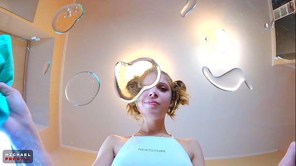 Cô gái trẻ dễ thương biểu diễn