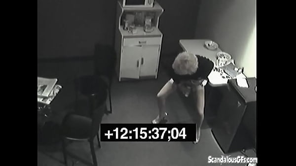 Schlampe pisst ins Mittagessen ihrer Rivalin