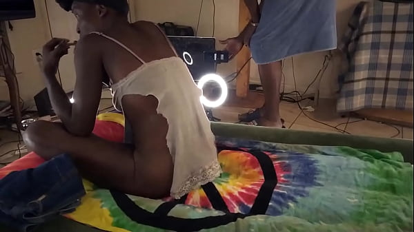 Heißes Teenie-Girl vergnügt sich beim Amateur