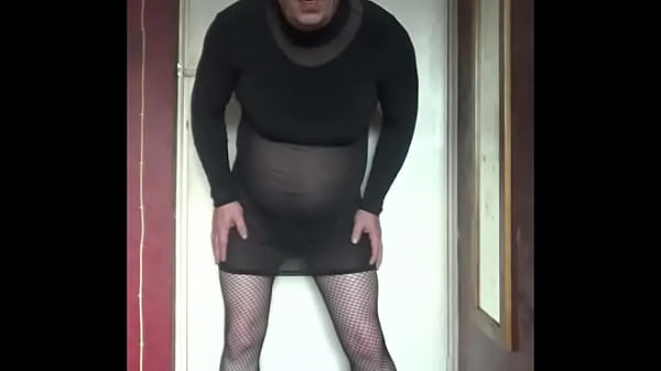 Nur eine Crossdressing-Sissy, die von einem echten Penis tief und hart gefickt werden möchte