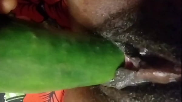 Cyndy Blackslave - Cogida de pepino con squirt