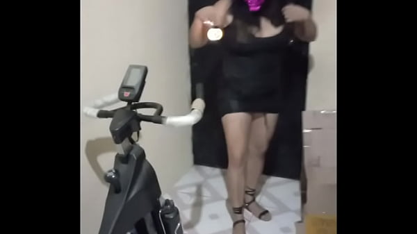 TÔI ĐANG HỎI KẸO HÀNG XÓM CỦA TÔI VÀ MỘT TRONG NHỮNG HỌ MỜI TÔI ĐẾN NHÀ CỦA ANH ẤY ĐỂ NÓI CHUYỆN, SAU KHI NÓI CHUYỆN CHÚNG TÔI XEM PHIM KHIÊU DÂM, CHÚNG TÔI KHỞI NÓNG VÀ BẮT ĐẦU LÀM ĐỒ NỘI THẤT PHÒNG KHÁCH. SỰ KHIÊU DÂM THỰC SỰ