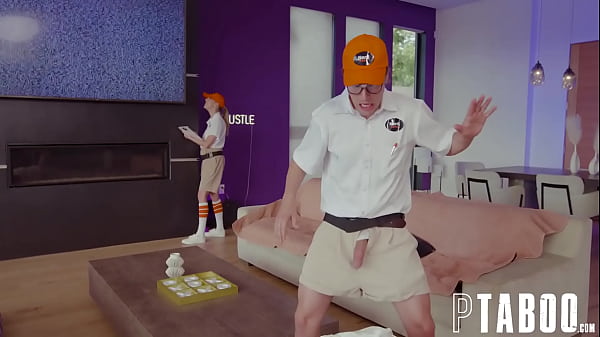 Adorabile ragazza teenager stuzzica un'adolescente