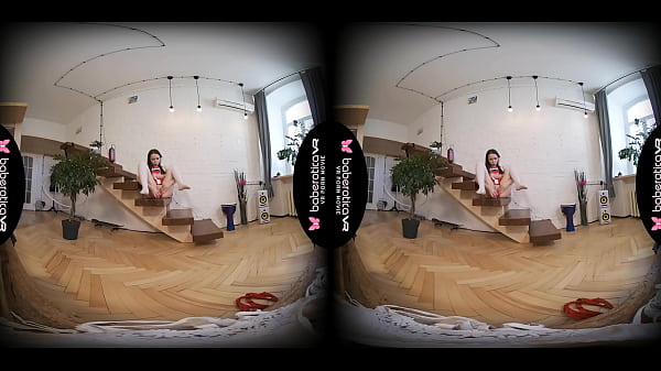 La animadora morena solitaria Bloom Lambie disfruta de su coño caliente con un vibrador en realidad virtual.