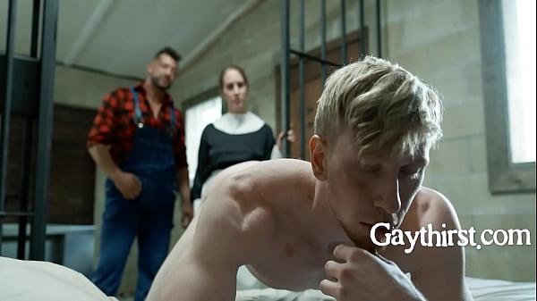 Ragazzo isolato dal mondo solo per essere allevato | Sete gay