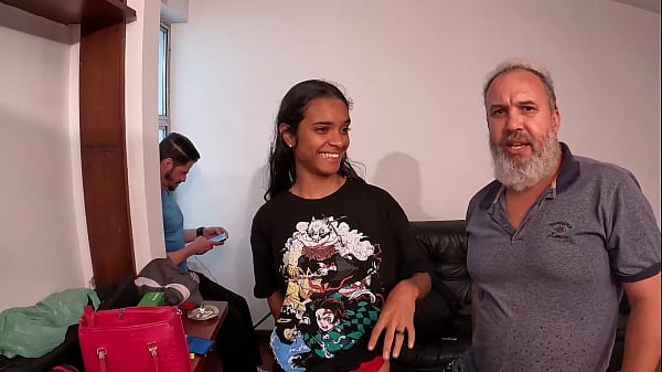 Bela Adolescente posa latina